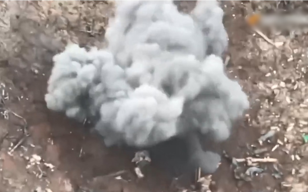 Lính dù Nga đánh chiếm công sự Ukraine sau khi giội hỏa lực pháo và UAV